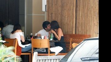 Danielle Suzuki aos beijos com o namorado - Wallace Barbosa / AgNews