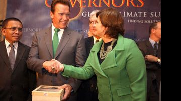 A governadora Ana Júlia, do Pará, entrega presente a Arnold Schwarzenegger - David Alves/Agência Pará