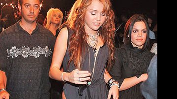 Miley Cyrus chega à sala onde Sarah, ex de Clooney, é estrela.