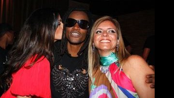 Camila Alves beija o rosto de Tony Garrido, ao lado de Rita Bassi - André Freitas/AgNews