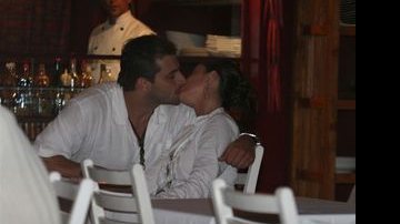 O casal assume o namoro e curte a noite em Búzios (RJ) - Francisco Silva/AgNews