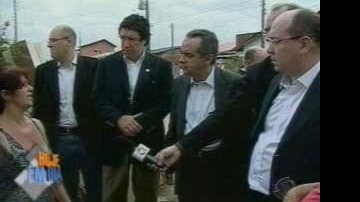 Executivos da Record conversam com população e percorrem ruas de Itajaí, em Santa Catarina - Reprodução de TV