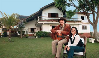 O casal de músicos passa o fim de semana no seu recanto em Igaratá, interior de SP. - ADILSON FELIX