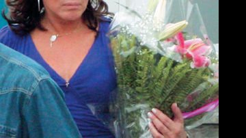 Ela deixa o Gladys Coiffeur, no Rio, após ganhar flores dos funcionários do salão. - Alexandre/AgNews