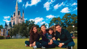 O casal com Luana e Giulia, filha da atriz com Marcos Paulo, se encanta com o Castelo da Cinderela, um dos ícones do complexo Walt Disney World, no Magic Kingdom. - CESAR ALVES