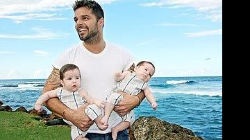 Ricky Martin com os gêmeos. - Reprodução / Revista People