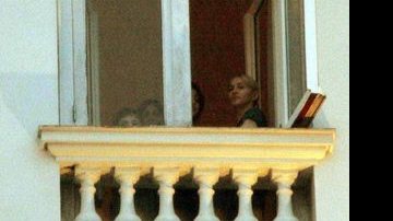 Madonna e os filhos na sacada de sua suíte no Copacabana Palace - Francisco Silva / AgNews