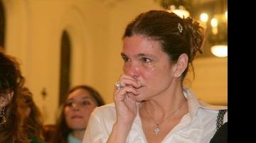 Cristiana Oliveira chora de saudades da mãe, Dona Eugênia, em missa realizada no Rio de Janeiro - Philippe Lima/AgNews