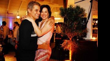 Claudia Raia ganha abraço do marido, o ator Edson Celulari, em seu aniversário - João Miguel Jr
