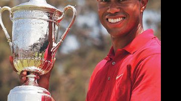 O jogador Tiger Woods levanta o troféu da vitória no Aberto de Golfe realizado nos Estados Unidos. - Kobiama, Marcel Blasi e Margareth Abussamra