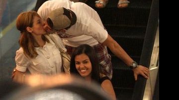 O casal Sthefany Brito e Alexandre Pato, se beijando num shopping do Rio - Delson Silva/AgNews