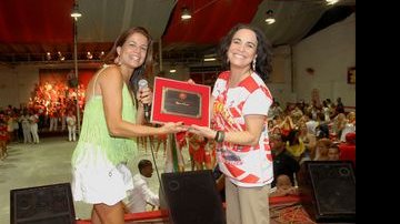 Regina recebe a placa das mãos de Nívea - Tony Andrade/AgNews