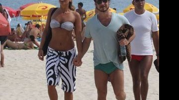 O casal deixa a praia - J. Humberto/AgNews