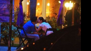 Carol Castro beija rapaz desconhecido em restaurante no Rio de Janeiro - Alexandre Souza e Delson Silva/AgNews