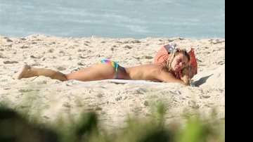 Carolina Dieckmann faz 'topless' no Rio - Dilson Silva / AgNews