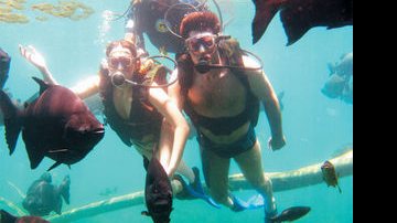 No Rio Quente Resorts, o casal de atores Renato Scarpin e Ana Paula Vieira se aventura em mergulho entre os peixes nas águas quentes. - BRUNO BARRIGUELLI / B.A.R