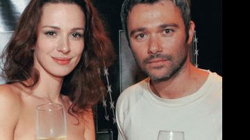 Francisca e Ângelo, estrelas da trama, celebram com champanhe. - Roberto Valverde