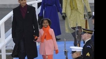 Barack Obama com a filha, Sasha e a primeira-dama Michelle Obama com a filha, Maila - AFP