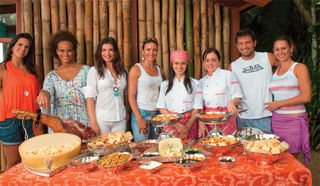 Durante almoço em Angra, os convidados cercam Gabriela e Simone, nutricionista e chef do Sweet Cake, bufê brasiliense que está completando 15 anos. - GEORGE MAGARAIA/IMAGENS MAGASAC, MARCELO BRUNO/kdl, SELMY YASSUDA e SHEILA GUIMARÃES
