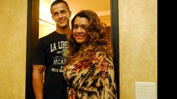 Carlos Henrique e Preta Gil na porta do camarim - Fábio Guinalz/AgNews