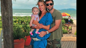 Em Florianópolis, SC, Alessandra posa com a pequena Anja Louise e o noivo. - Cassiano de Souza / Cbs Imagens