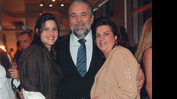 O empresário Angelo Salton entre a filha Luciana e a mulher, Fátima. - Arquivo Caras