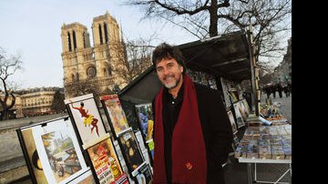 Com a Catedral de Notre- Dame ao fundo, Marcos passeia por Paris e aprecia quadros expostos na rua. - Victor Sokolowicz