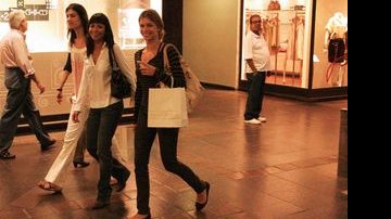 Grazi Massafera, Ana Lima e amiga passeiam pelo shopping - Daniel Delmiro/AgNews