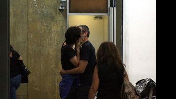 O casal troca beijos - Marcio Honorato/AgNews