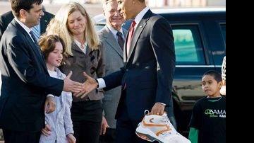 Barack Obama compara o tamanho entre o seu sapato e o tênis de Shaquille O´Neal - Reuters