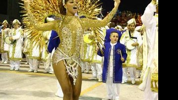 Juliana Alves no desfile da Pérola Negra - Alexandre Teixeira