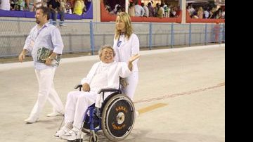 Joãosinho Trinta percorre a Marquês de Sapucaí na cadeira de rodas, no domingo de carnaval - Edson Teófilo/AgNews