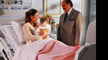 Flávia Alessandra e Ary Fontoura na cena em que Dafne tem o bebê, amparada pelo avô - Divulgação