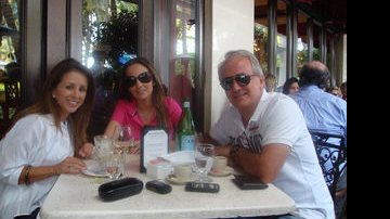 Camila Almeida com o casal Otávio Mesquita e Melissa Wilman em Miami - Arquivo pessoal