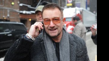 O líder do U2, Bono, fala ao celular antes de dar entrevista para David Letterman - Brad Barket/Getty Images