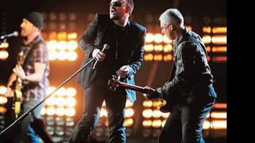 A grande festa da música pop tem show da banda U2 - com Bono Vox interpretando o novo hit Get on your Boots - Reuters