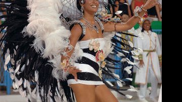 A atriz Sheron Menezzes mostra samba no pé em desfile no carnaval carioca. - SELMY YASSUDA