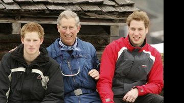 Príncipe Charles ladeado dos filhos Harry e William - Getty Images