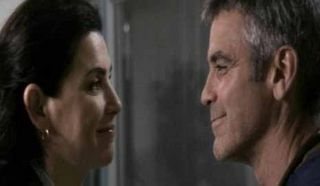 George Clooney em filmagem da série ER com Juliana Margulies - Reprodução/Daily Mail
