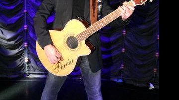 Luciano e seu violão com o nome da esposa, Flávia - Philippe Lima/AgNews
