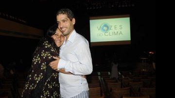 Regina Casé abraça o marido, Estevão Ciavatta - George Magaraia