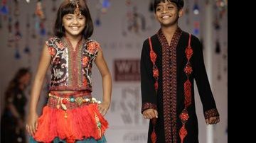 Os atores mirins Rubina Ali e Azharuddin Ismail em desfile de moda na Índia - Reprodução