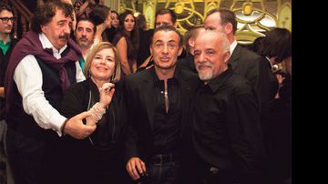 Ion Tiriac e Jean Alesi recebidos por Christina Oiticica e o marido, Paulo Coelho. - ÁLVARO TEIXEIRA