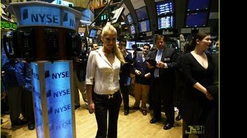 Anna Kournikova visita bolsa de valores de NY - Reprodução