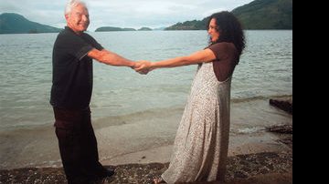 Cid e Fátima, juntos há 8 anos, namoram diante do mar de Angra. - PAULO JARES