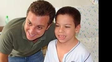 Luciano Huck posa ao lado de garoto com câncer em hospital no interior de São Paulo - Divulgação