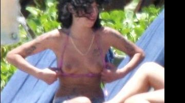 Amy faz topless em resort no Caribe - Reprodução/The Sun