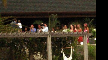 Em sua mansão no Balneário Putañeras, na América Central, Gisele festeja sua união com Tom, com o filho, John. - GROSBY GROUP