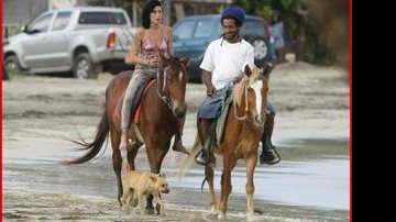 Amy Winehouse anda a cavalo pelo Caribe - Reprodução