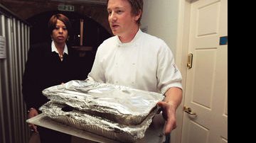 O famoso chef Jamie Oliver prepara o menu do jantar oficial na 10 Downing Street. - REUTERS